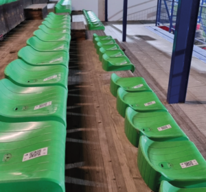qr-codes-imprimés-sur-siège-dans-un-stade-de-foot